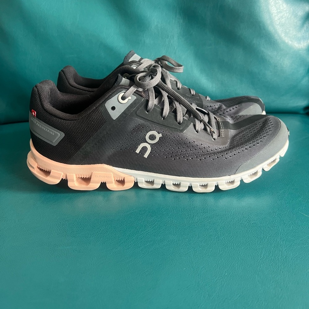 On Cloudflow Helion Gray running sneaker